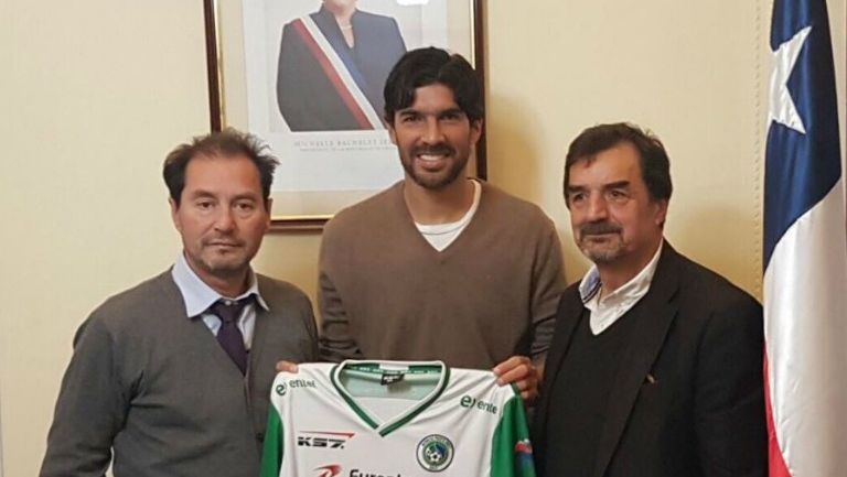 Sebastián Abreu en su presentación con el Puerto Mont