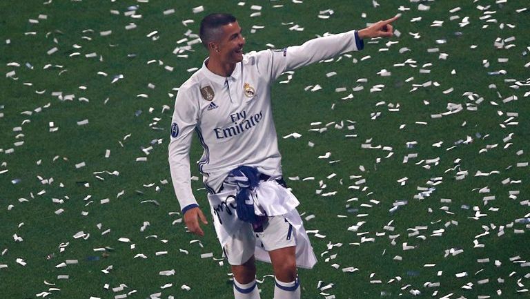Cristiano saluda a la afición merengue en los festejos de la Champions
