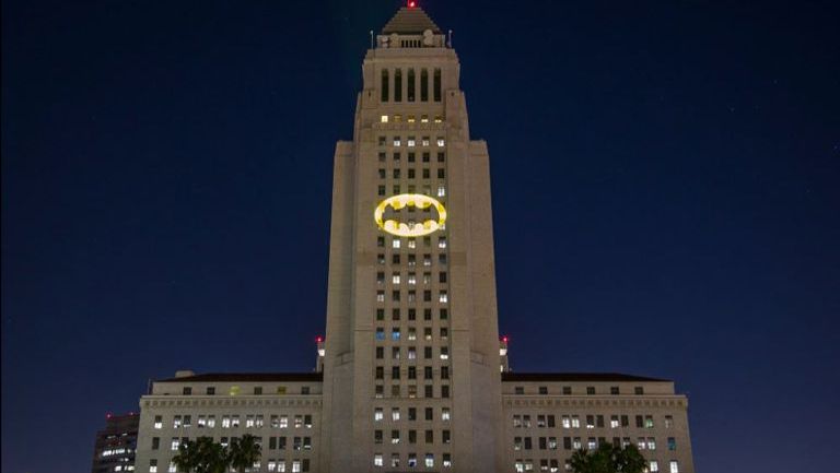 La Batiseñal brilla en el City Hall de Los Angeles