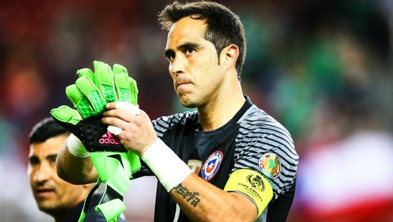 Claudio Bravo aplaude tras una victoria con la selección de Chile