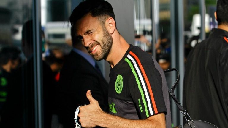 Layún levanta el pulgar para saludar en un concentración con el Tri