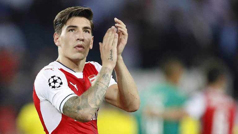 Bellerín aplaude durante un partido con el Arsenal