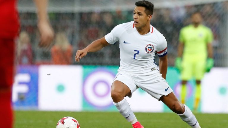 Alexis Sánchez controla un balón en un duelo con la camiseta de Chile