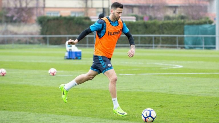 Edgar Méndez, durante un entrenamiento con el Alavés