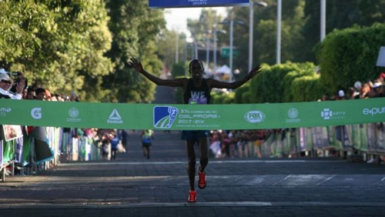 El keniano Robert Gaitho Gititu llegando a la meta