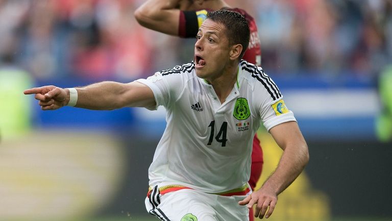 Javier Hernández festeja su gol frente a Portugal