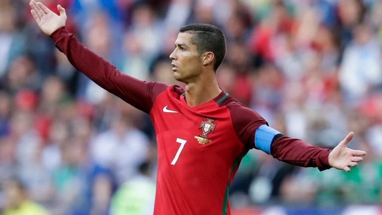 Cristiano Ronaldo reclama en el partido frente a México