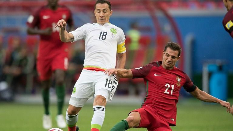 Andrés Guardado lucha por el balón contra Cédric