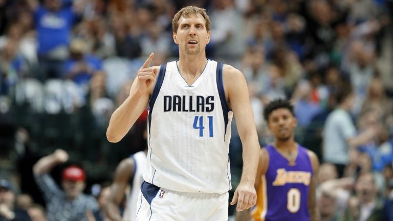 Dirk Nowitzki en un partido con los Mavericks