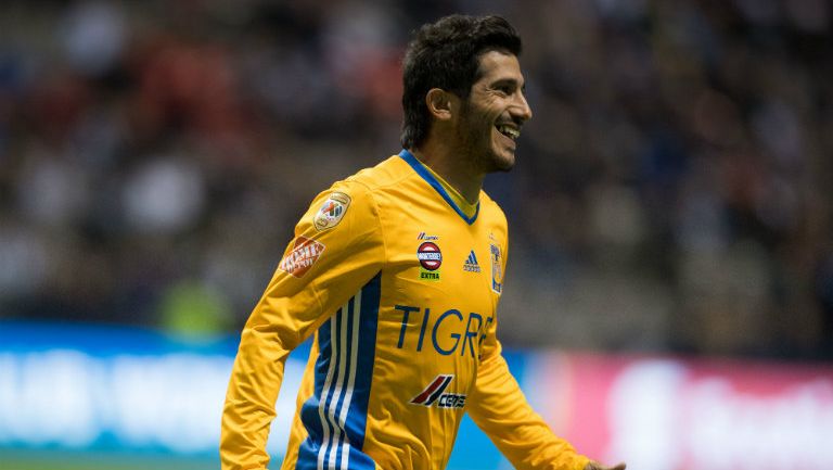 Damián Álvarez durante un partido de Tigres 