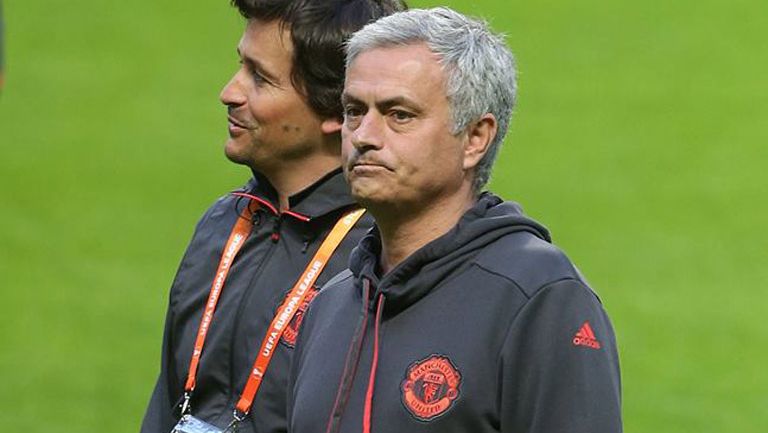 Mourinho observa un entrenamiento del Man United 