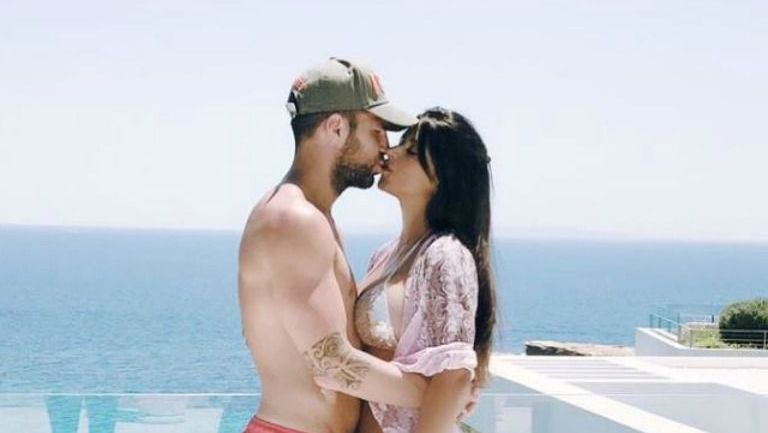 Fàbregas besa a su pareja Daniella Semaan
