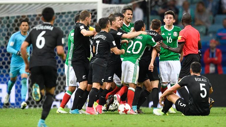 Jugadores de México y Nueva Zelanda se enfrascan en una bronca