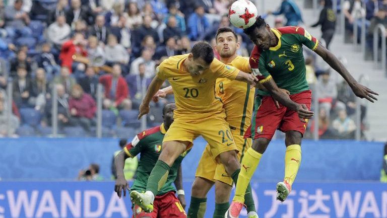 Anguissa cabecea un balón en el área australiana