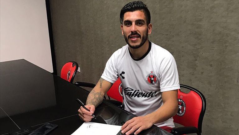 Enzo Kalinski, firmando su contrato con el club Tijuana