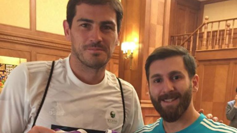 Iker Casillas junto a Reza Paratesh, doble de Lionel Messi