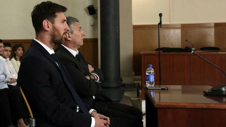 Lionel Messi y su padre, en la audiencia de Barcelona