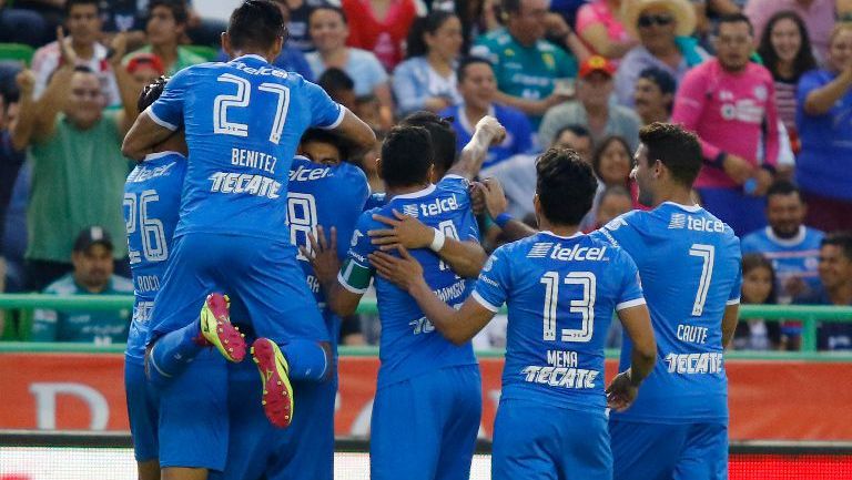 Jugadores de Cruz Azul celebran un gol