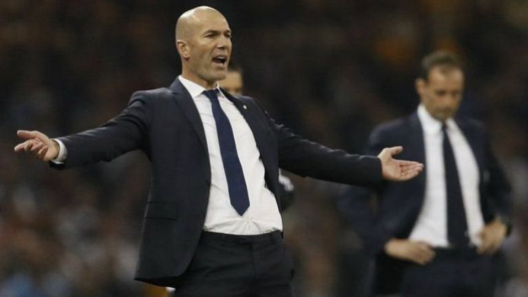 Zidane se lamenta durante un partido con el Real Madrid