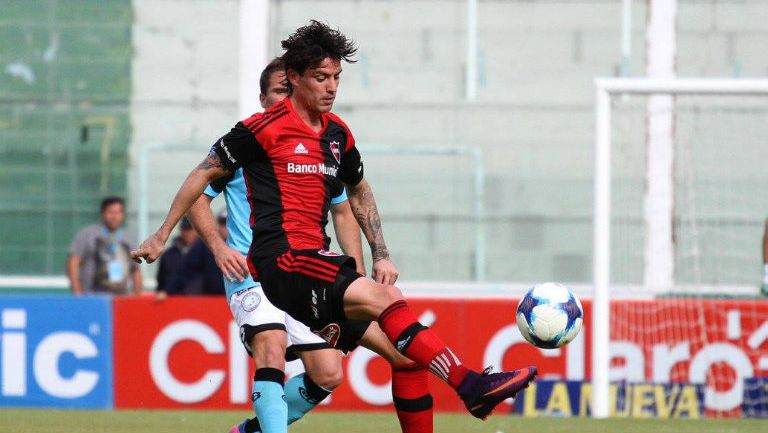 Mauro Formica intenta controlar un balón jugando un partido con Newell's