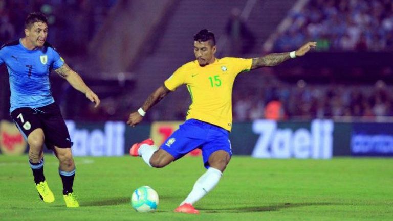 Paulinho, a punto de rematar con la selección brasileña