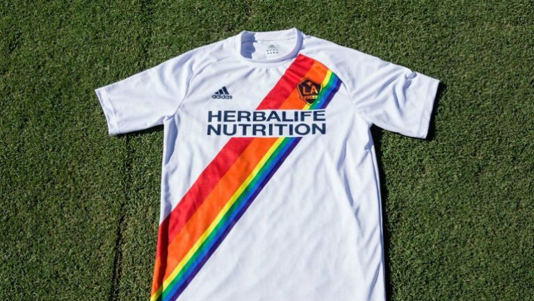 Así será la camiseta conmemorativa por el día LGBT del Galaxy de Los Angeles