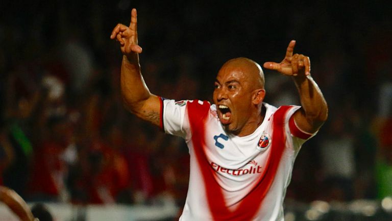 Arévalo celebra un gol con Veracruz en el C2017