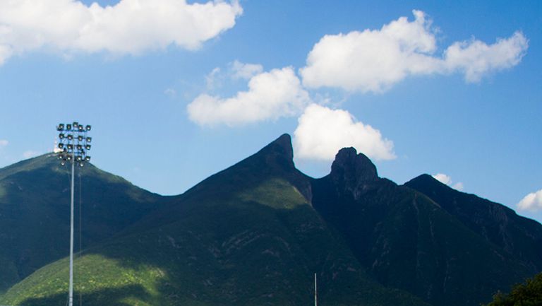 Vista del Cerro de la Silla desde el Estadio Tecnológico