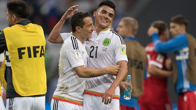 Reyes y Guardado celebran la victoria del Tri contra Rusia 