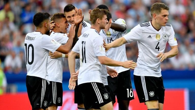 Jugadores de Alemania celebran un gol en contra de Camerún