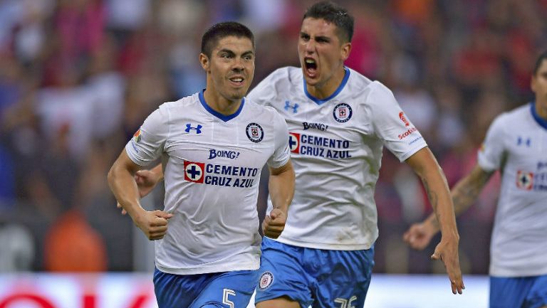 Francisco Silva y Enzo Roco festejan un gol de Cruz Azul