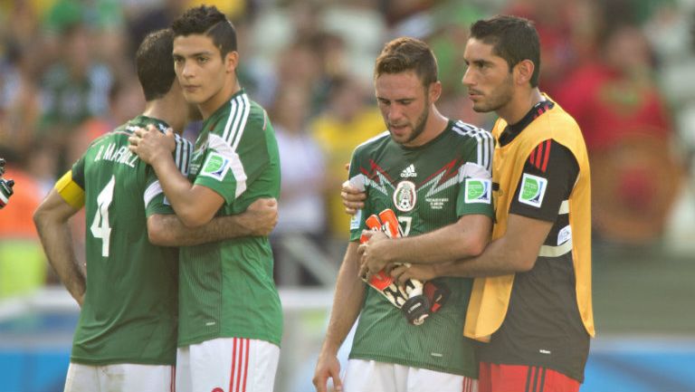 Los jugadores de México desconsolados tras ser eliminados por Holanda en Brasil 2014