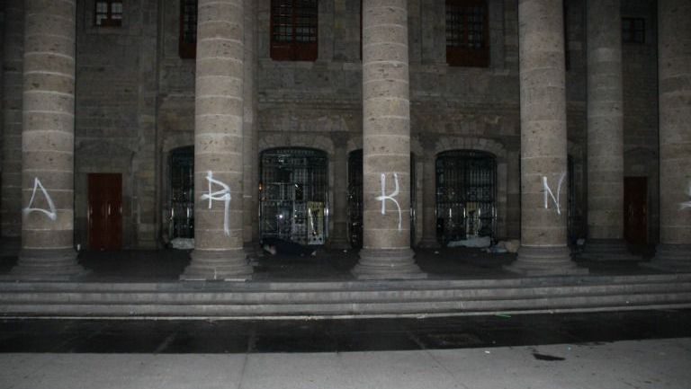 Las columnas del Teatro Degollado pintadas con aerosol