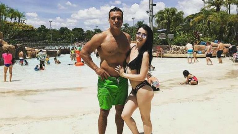 Paige y El Patrón posan juntos en sus vacaciones en Orlando, Florida