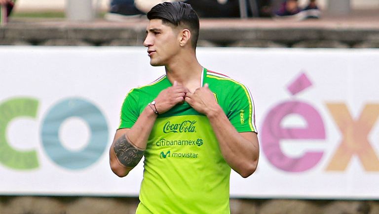 Alan Pulido en entrenamiento con el Tri