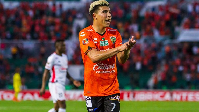 Quick Mendoza aplaude en un partido de Chiapas