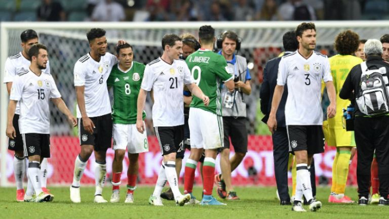 Los jugadores de Alemania y México se saludan tras el partido