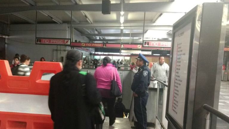 Usuarios del metro desalojando la estación de Insurgentes