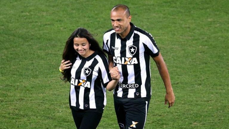 Giulia junto a su padre Rogerio en la cancha del estadio Nilton Santos