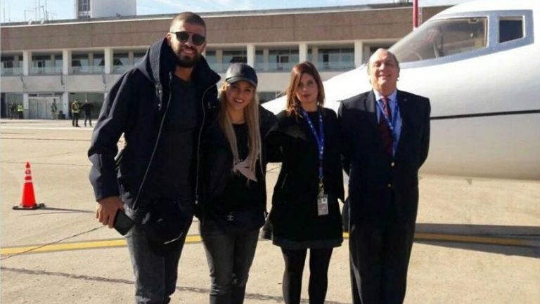 Shakira y su esposo, en su llegada al aeropuerto de Rosario