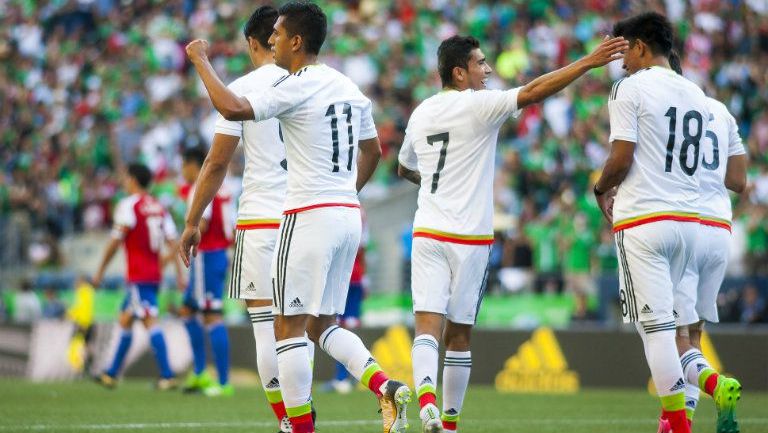 Jugadores del Tri celebran un gol frente a Paraguay