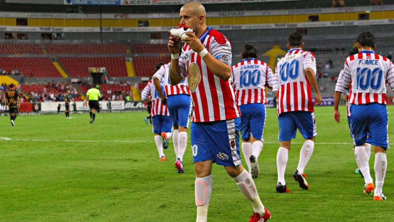 Adolfo Bautista celebra su gol besando su zapato