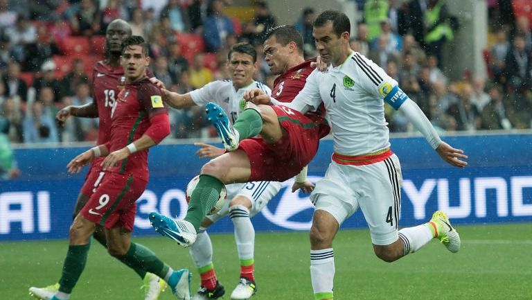 Rafael Márquez disputa un balón con Pepe en la Confederaciones