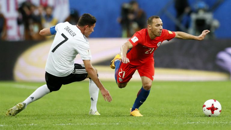 Marcelo Díaz (DER) durante una jugada contra Draxler