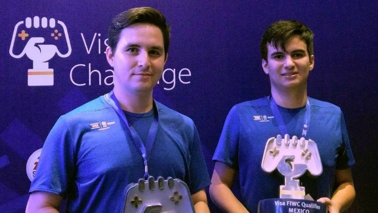 Reinhard y Carlos sostienen su trofeo del FIWC Qualifier