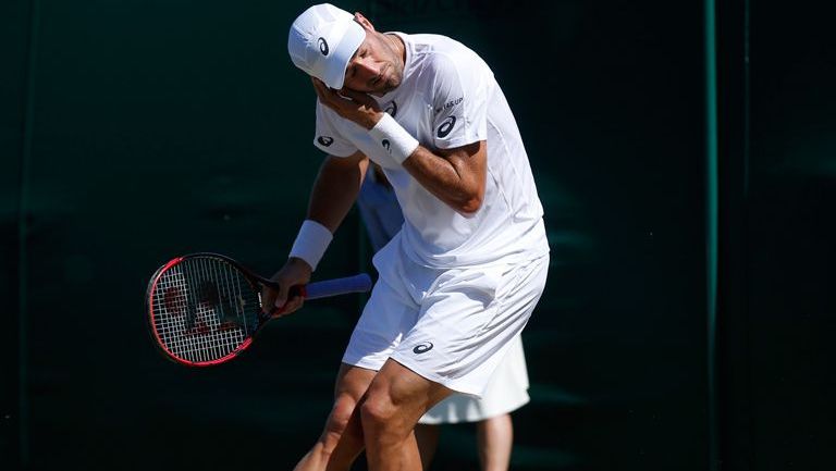 Steve Johnson es atacado por las hormigas en Wimbledon