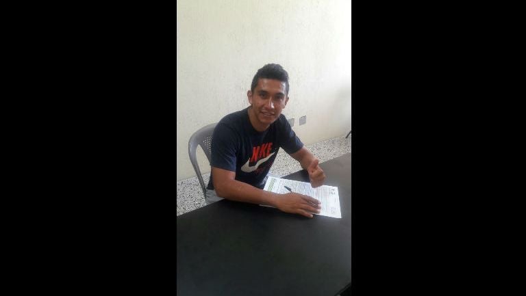 Momento en que Torito Silva firma su contrato