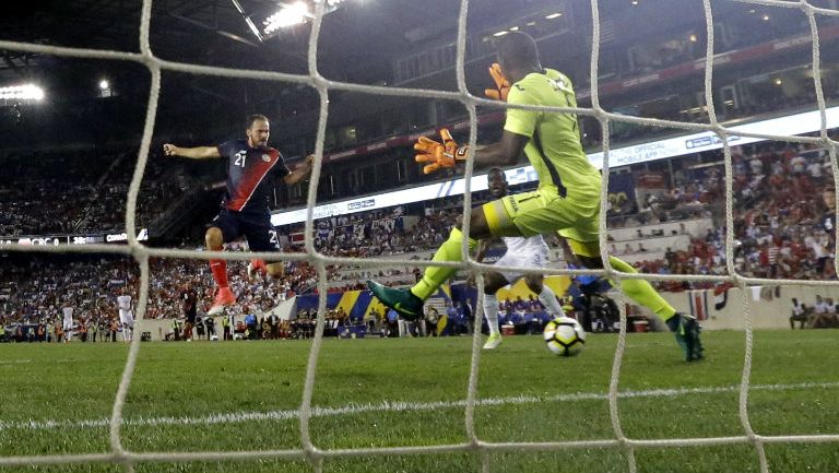 Ureña remata para vencer al arquero en el único gol de Costa Rica