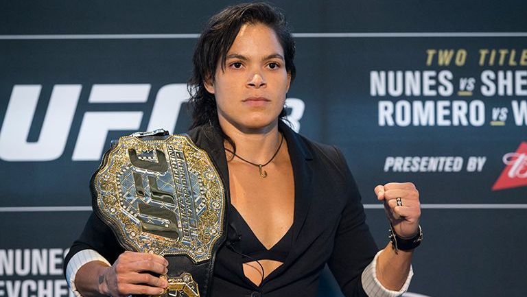 Amanda Nunes presumiendo su cinturón Peso Gallo de la UFC