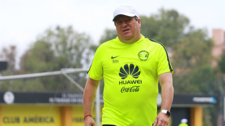 Miguel Herrera al término de una práctica con América